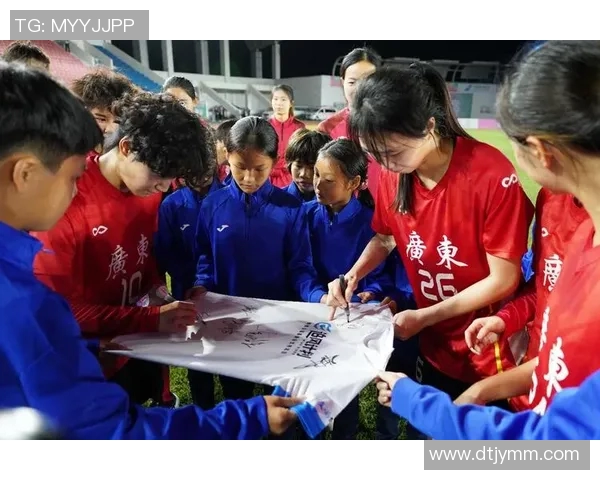 足球明星亲自送出签名球衣感动粉丝现场欢呼不断